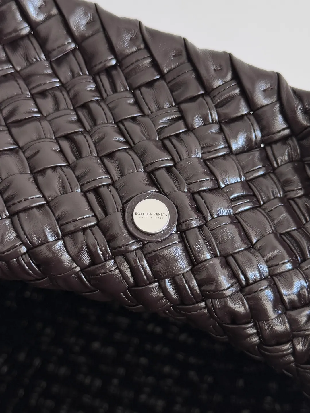 Batch 5760 BOTTEGA VENETA new product large Tosca Baci Baci means Kiss in Italian. Different from the previous Tosca style, this time the entire handbag presents a triangular shape design, and the handle is also designed with a single handle. The delicateness of each stitch of the craftsman's weaving, and the warmth of the handwork are like freshly baked bread! This is a bag that only experienced craftsmen can weave. The lightweight material and large capacity make it easy to carry whether you are an office worker or a student party😍Not only that, this bag is full of fashion, making you the center of attention whether it is a daily outing or an important occasion👀 Style number: 765373 Size: 46*34.5*13.5cm